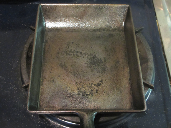 再生作業終了後の玉子焼き用の鉄のフライパン