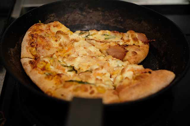 余ったピザを美味しく温め直すにはフライパンを使用する