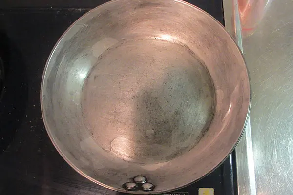 クレンザーで磨いた鉄製フライパンを焼き込む